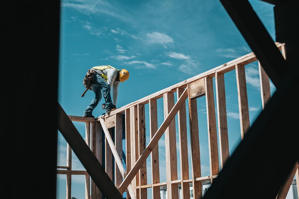 foto de um trabalhador de obras trabalhando na estrutura de uma construção
