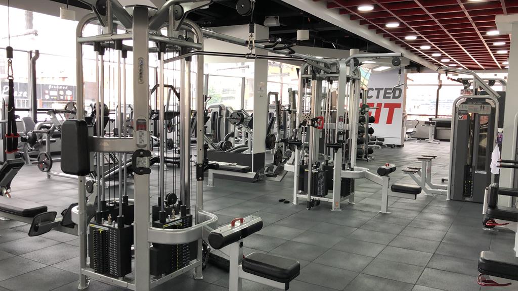 academia com vários equipamentos