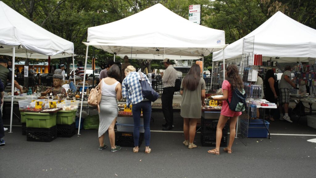 feira de rua com diversas barracas de alimentos e artesanatos