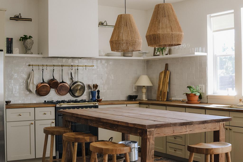 cozinha em estilo rústico com mesa de madeira e paredes com revestimento branco