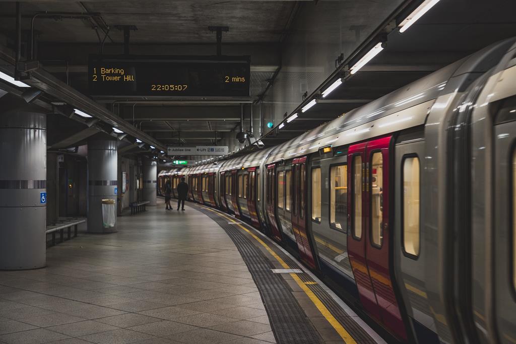 Carro de metrô estacionado